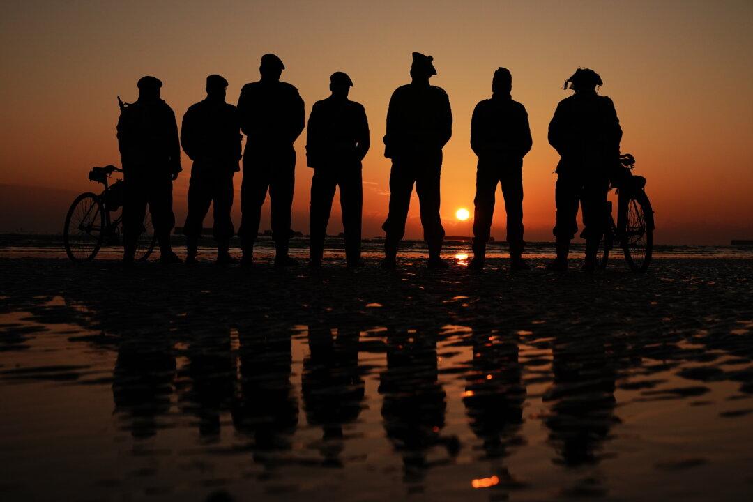 80 Years After D-Day, Handful of UK Veterans Return to France to Remember Fallen Comrades