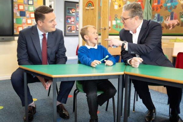 Labour Party leader Sir Keir Starmer (R) and shadow health secretary Wes Streeting (L) visiting a school in Middlesbrough, England, on June 11, 2024. (Stefan Rousseau/PA)
