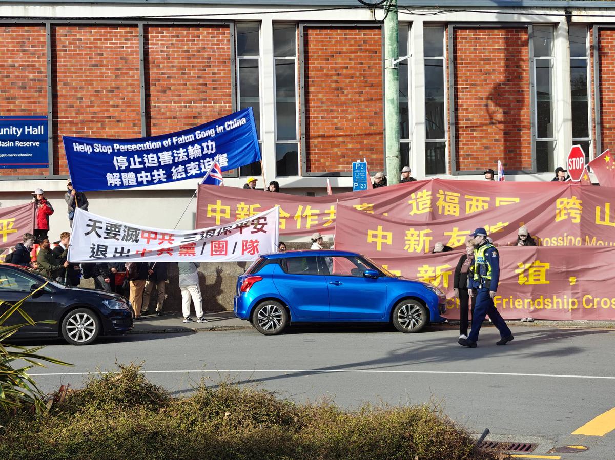 Falun Gong adherents stand next to pro-Beijing demonstrators as CCP Premier Li Qiang visits New Zealand's Government House in Wellington on June 13, 2024. (Rex Widerstrom/The Epoch Times)