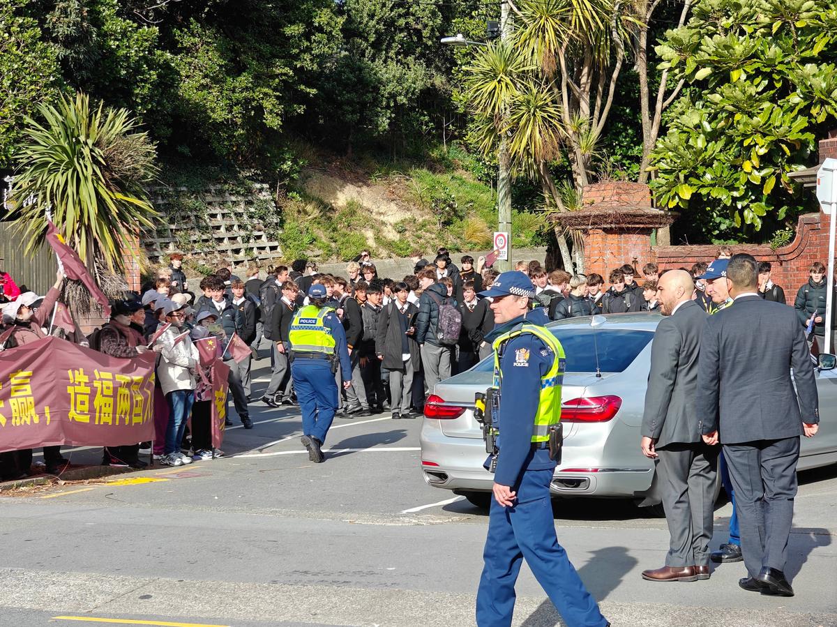 Pro-Beijing demonstrators as CCP Premier Li Qiang visits New Zealand's Goverment House in Wellington on June 13, 2024. (Rex Widerstrom/The Epoch Times)