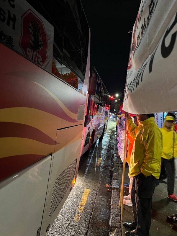 A bus blocked Falun Gong practitioners's banner in Auckland, New Zealand, on June 14, 2024. (Supplied)