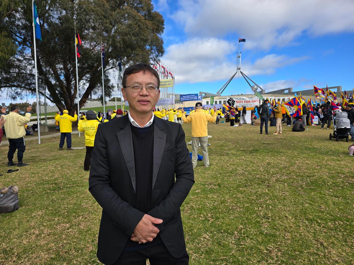 Chen Yonglin, the former CCP consul of Sydney who defected in 2005, attended a protest against CCP Premier Li Qiang's official visit to Canberra, Australia, on June 17. (The Epoch Times)