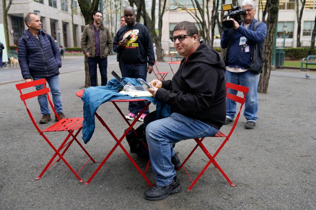 Amazon Labor Union in NYC Votes to Join Forces With Teamsters