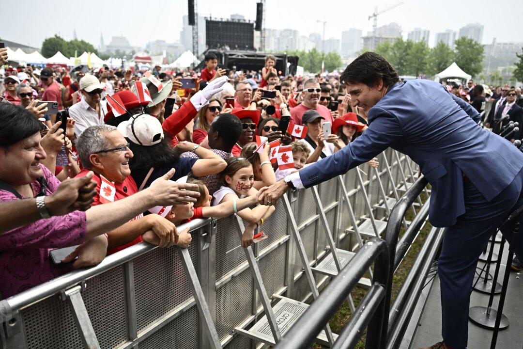Hate the Long Walk on Canada Day? Ottawa Mayor, Feds Point Fingers Over Transit Plan