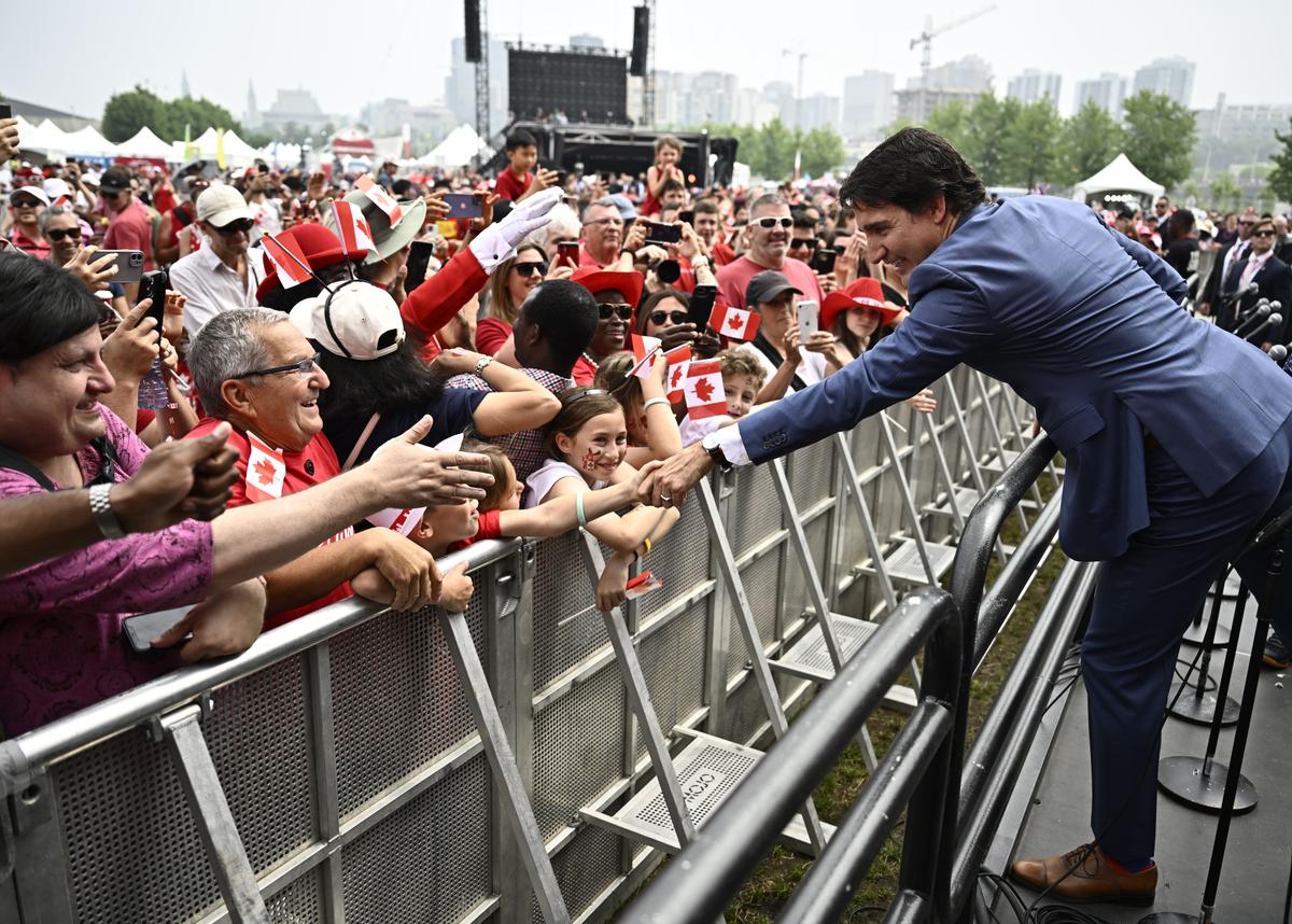 Hate the Long Walk on Canada Day? Ottawa Mayor, Feds Point Fingers Over Transit Plan