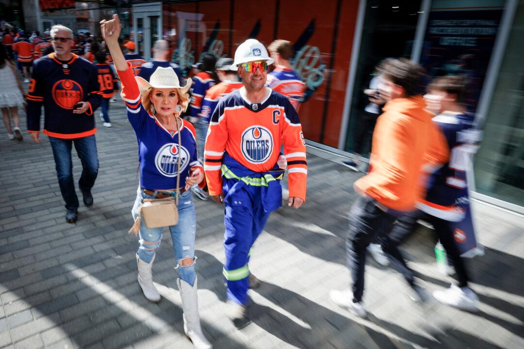 Cheering Fans Jam Edmonton Plaza as Oilers Force Winner-Take-All Stanley Cup Final