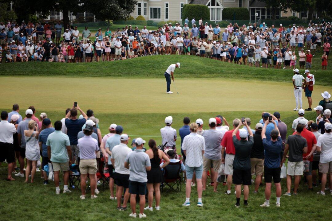 Tom Kim Clings to a 1-shot Lead Over Scheffler and Bhatia in Rain-Delayed Travelers
