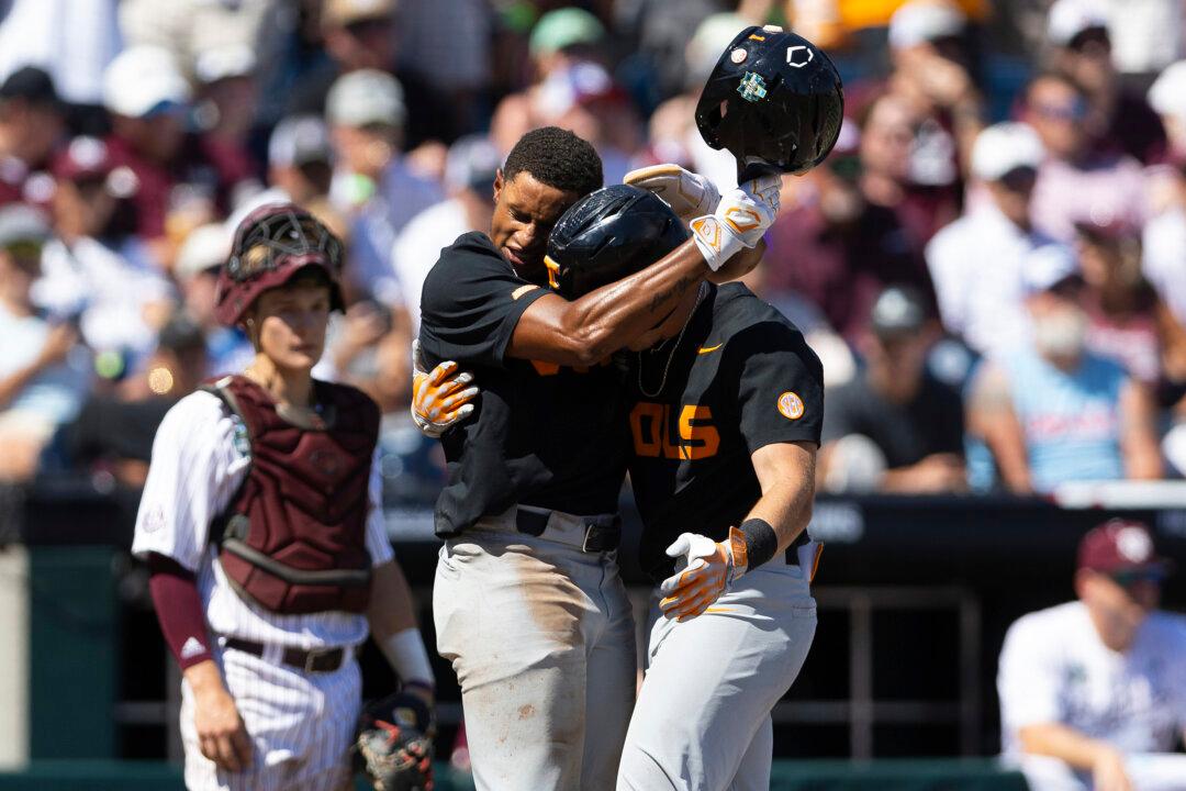 Tennessee Tops Texas A&M, Forces College World Series Finals to Decisive Third Game