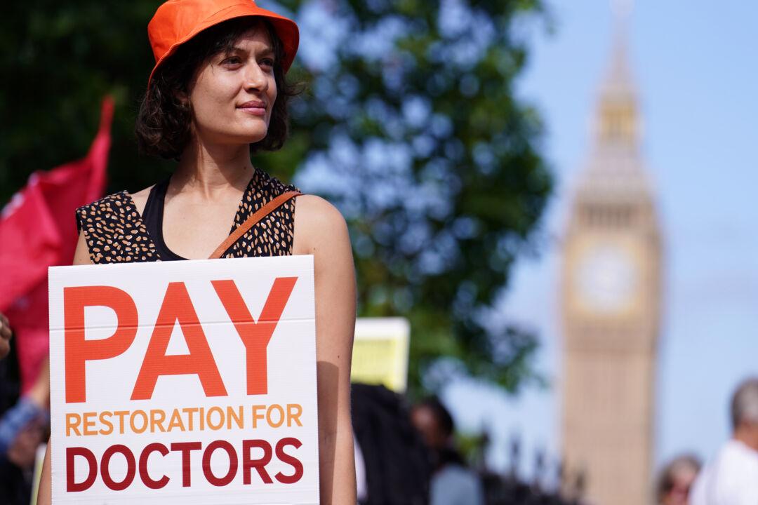 Junior Doctors Begin 5-Day Strike Over Pay Dispute With Government