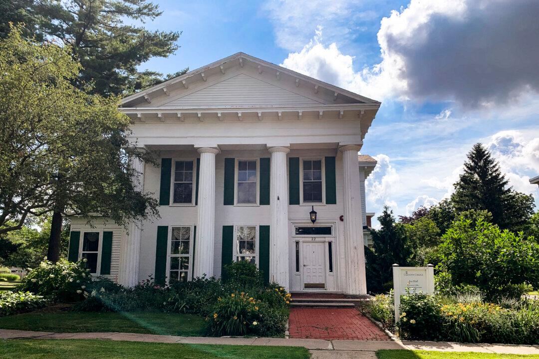 Enrollment Loss, Financial Woes an Increasing Problem at US Colleges