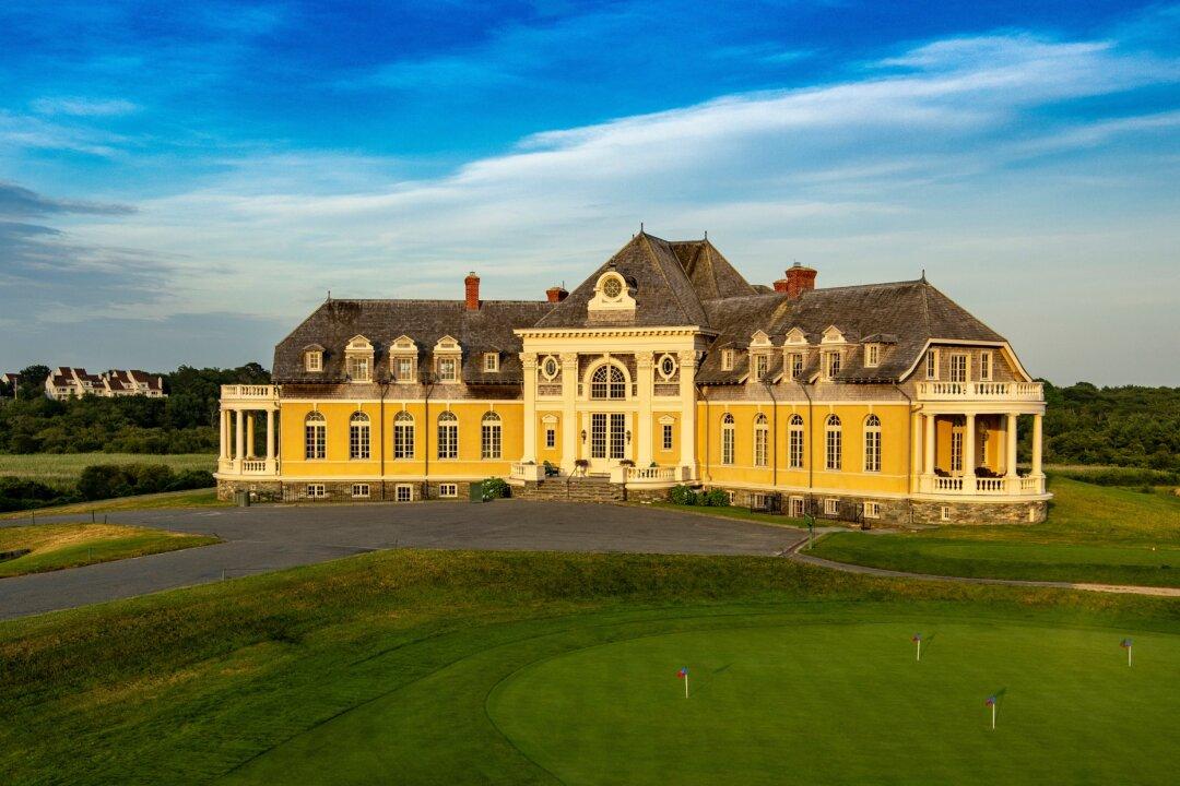 US Senior Open Tees Off at Newport Country Club