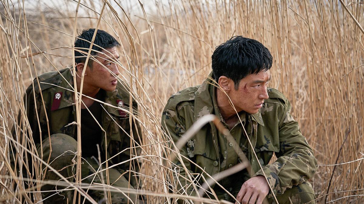 Kim Dong-hyuk (Hong Sa-bin, L) and Sgt. Lim (Lee Je-hoon) attempt to defect from North Korea, in “Escape.” (Megabox Plus M)