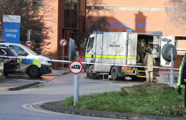 A bomb disposal unit arrives at St James's University Hospital, in Leeds, on Jan. 20, 2023. (PA Wire)