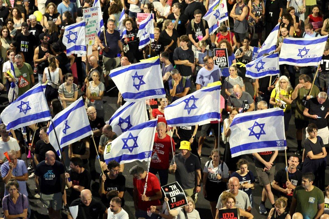 Israeli Leaders Debate Cease-Fire While Fighting Continues in Gaza