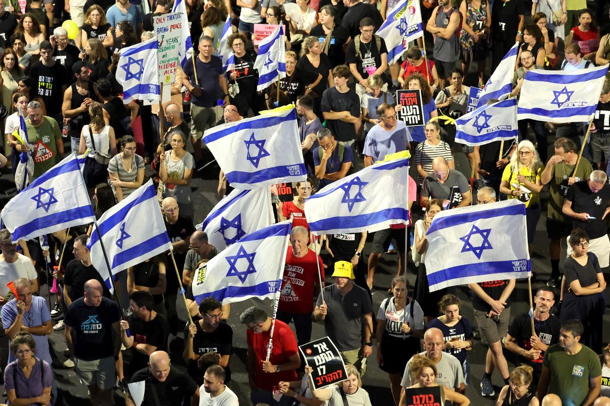 Israeli Leaders Debate Cease-Fire While Fighting Continues in Gaza