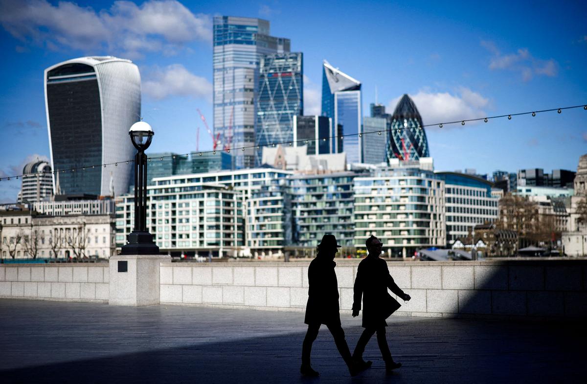 UK CFOs Report Drop in Business Optimism Amid Tax Changes and Global Tensions