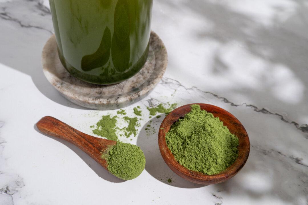 Environmental Nutrition: Should You Try Greens Powder?