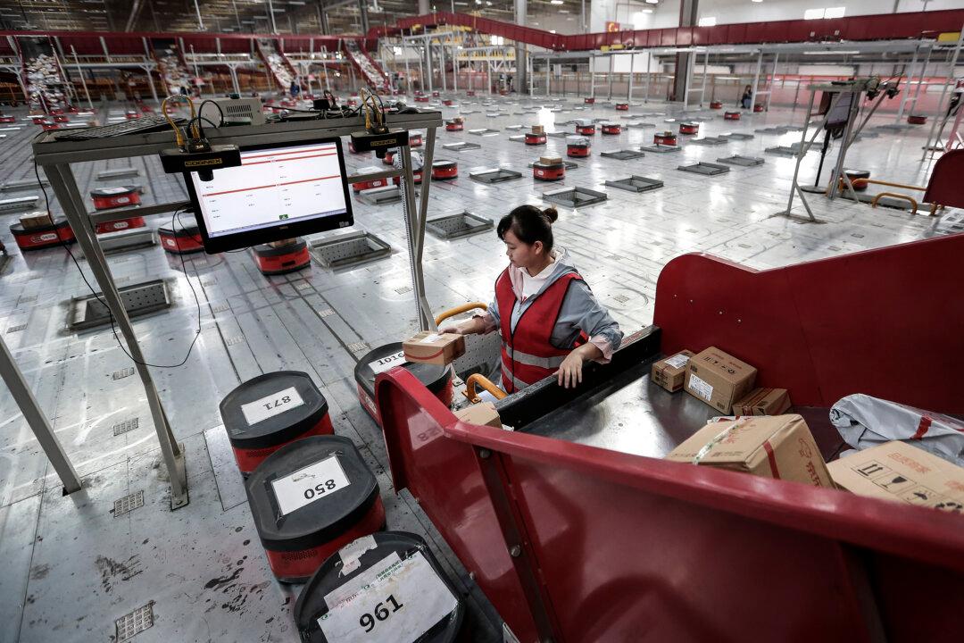Hundreds of Employees at Logistics Warehouse in Hebei Strike Over Unpaid Wages
