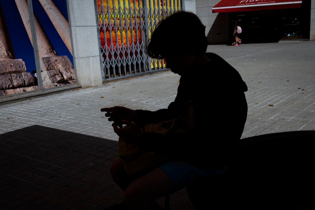 British Parents Make ‘No Phone’ Pacts to Keep Children Off Smartphones