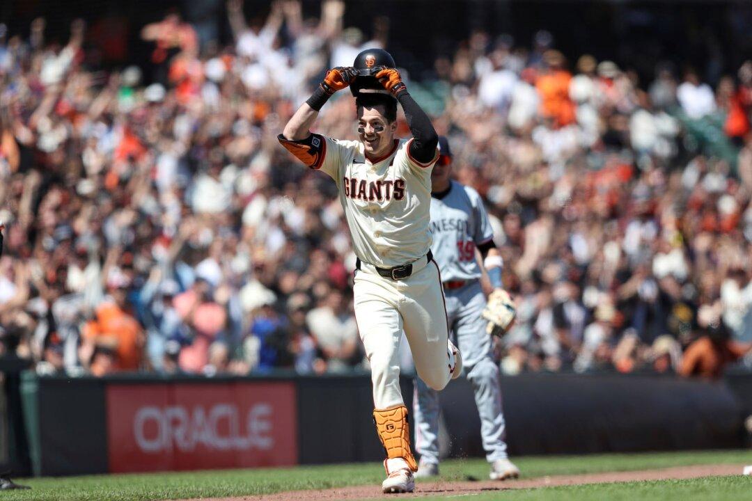 Yastrzemski Triples, Scores on Error to Give Giants Walk-Off Victory Over Twins
