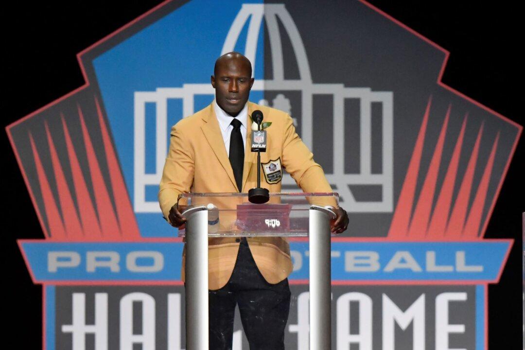 NFL Hall of Famer Says He Was Unjustly Handcuffed and ‘Humiliated’ on a Flight