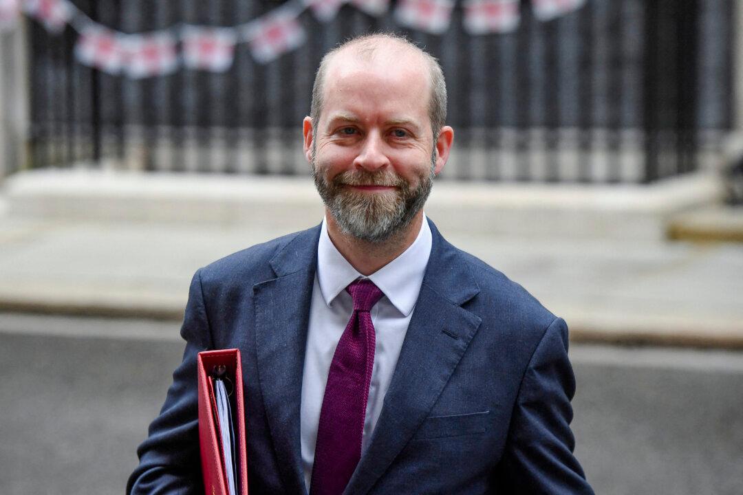 UK Business Secretary Strikes Cautious Tone on Tariffs for Chinese EVs