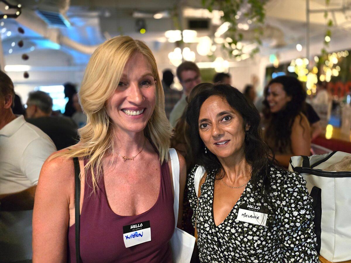 Unvaccinated singles Kristen Feurstein (L) and Melanie Dias attend a social gathering for unvaccinated men and women in Phoenix, Ariz., on July 15, 2024. (Allan Stein/The Epoch Times)