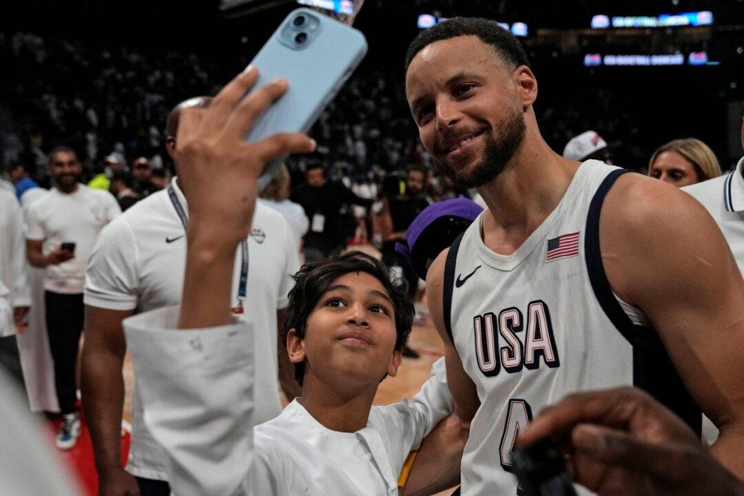 Curry Sets Tone in US Men’s Basketball Team’s Olympic Warmup Romp Over Serbia