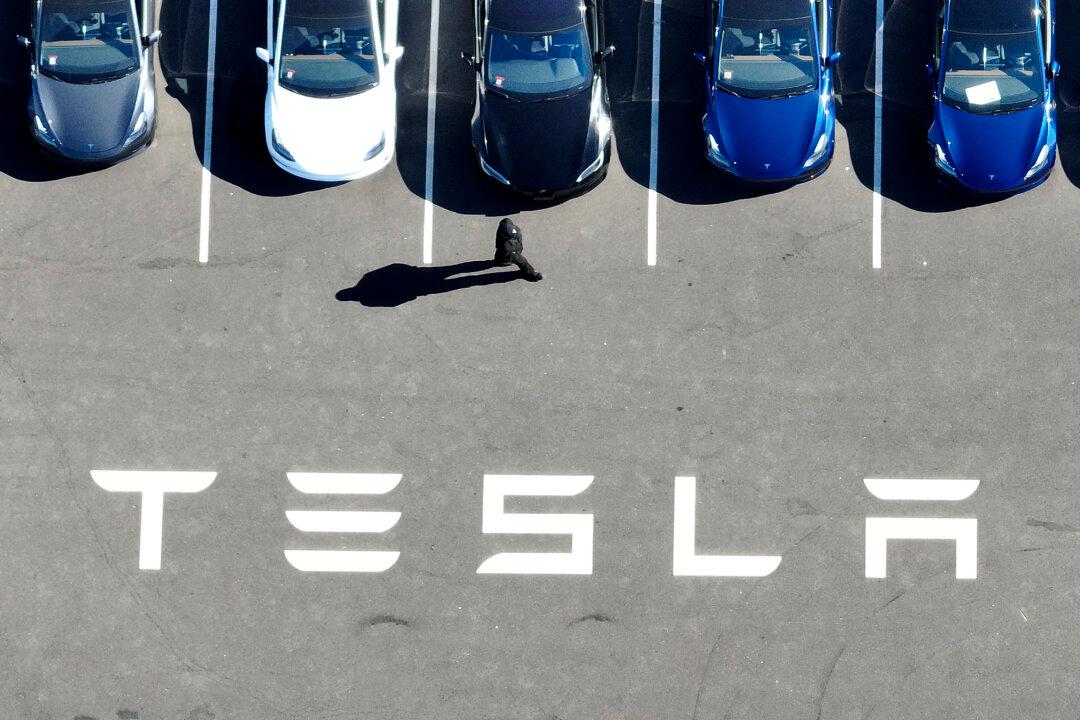Feds Investigating Tesla’s Self-Driving System