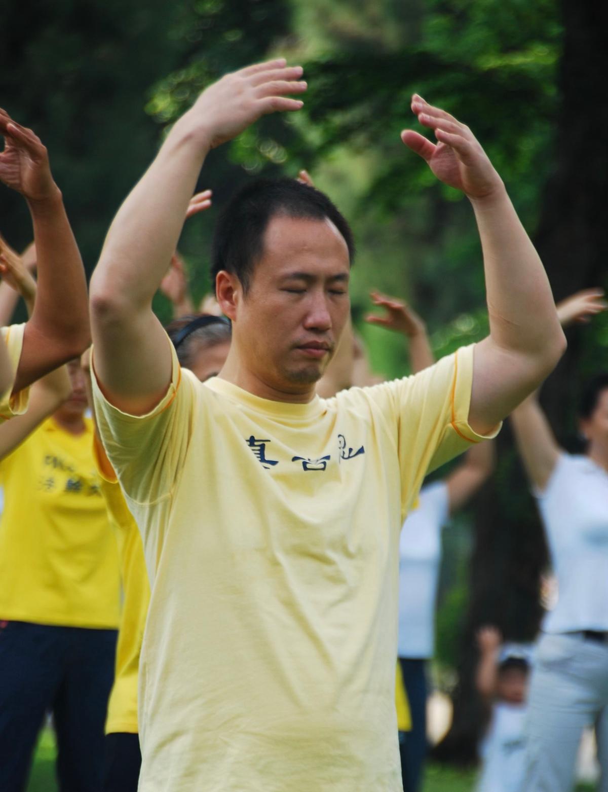 Yu Xinhui doing Falun Gong exercises in Bangkok, Thailand in 2009. (Courtesy of Yu Xinhui)