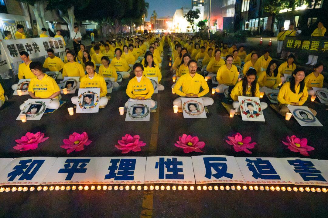Falun Gong Practitioners Hold Los Angeles Vigil to Mark 25 Years of Persecution in China