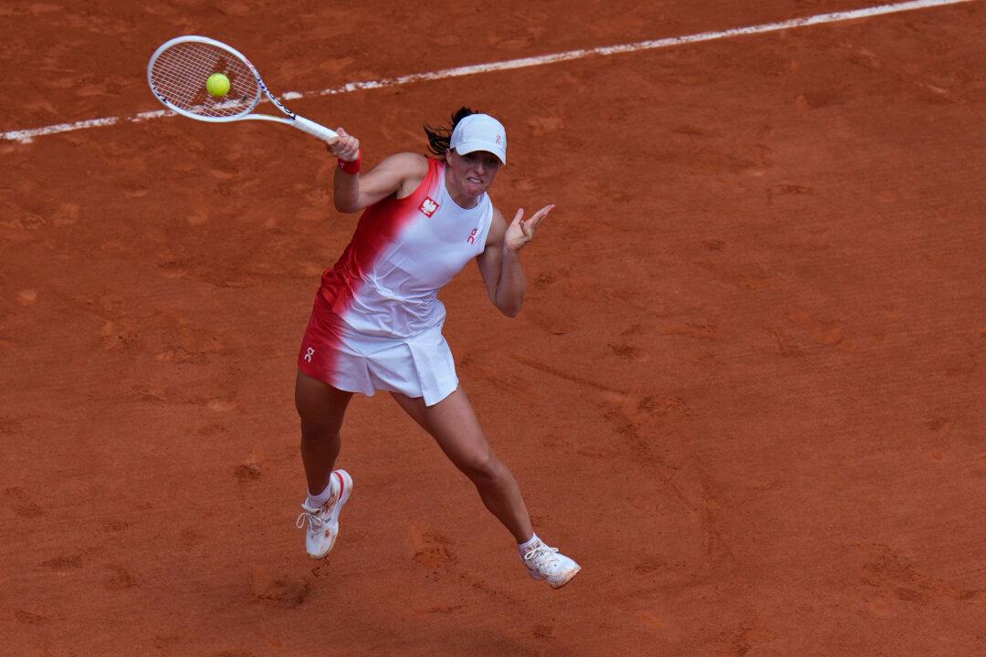 No. 1 Iga Swiatek Loses to Zheng Qinwen of China in Semifinals at Paris Olympics