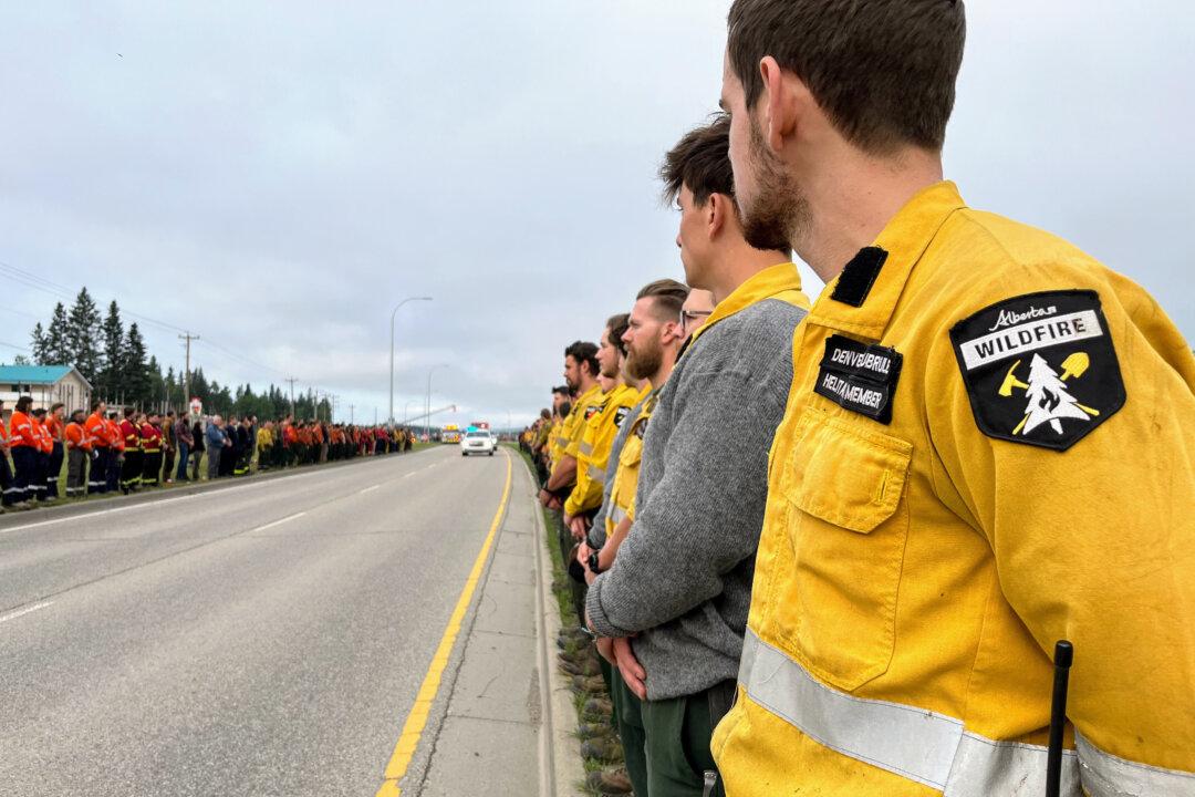 Trudeau, Smith Express Sorrow After Firefighter Dies in Jasper National Park