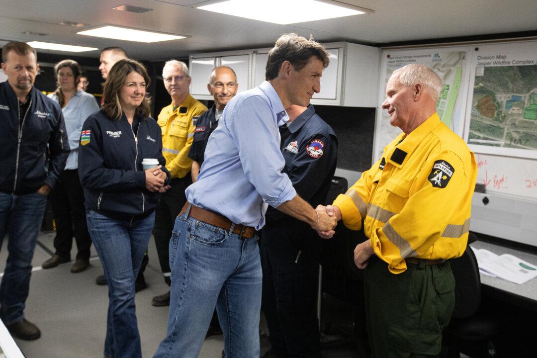 Smith Asks Trudeau for Help With Jasper Recovery During Alberta Visit