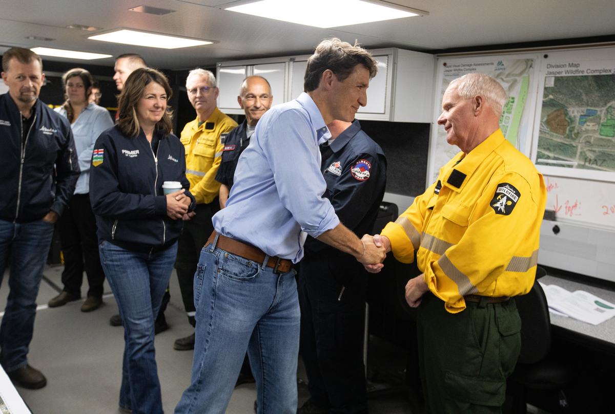 Smith Asks Trudeau for Help With Jasper Recovery During Alberta Visit
