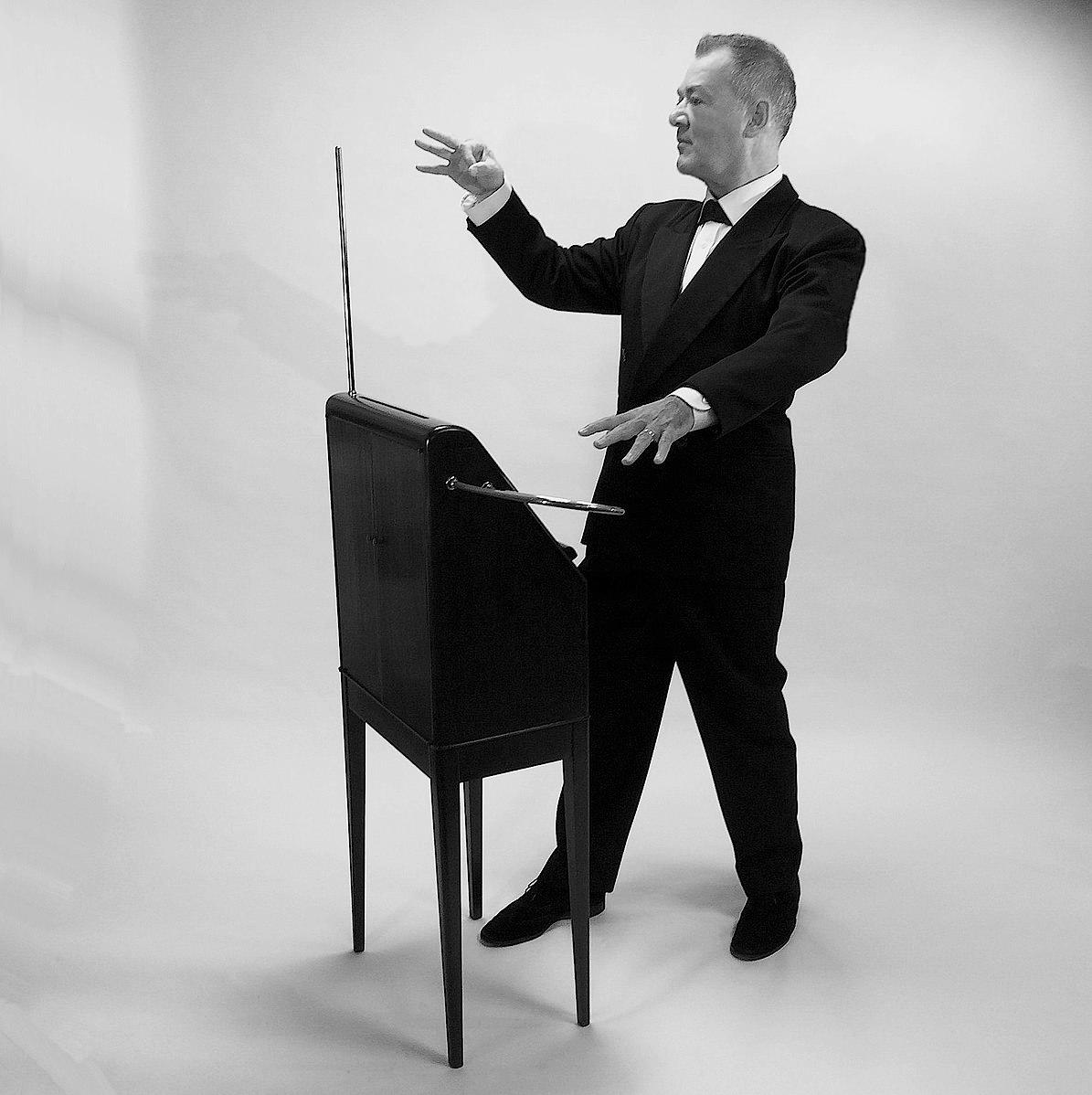 Bruce Woolly poses with an early version of a theremin. (<a href="https://commons.wikimedia.org/w/index.php?title=User:Soundsweep&action=edit&redlink=1">Soundsweep</a>/<a href="https://creativecommons.org/licenses/by-sa/4.0/">CC BY-SA 4.0</a>)