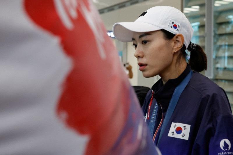 South Korea Pistol Shooter Kim Ye-Ji Collapses at Press Conference
