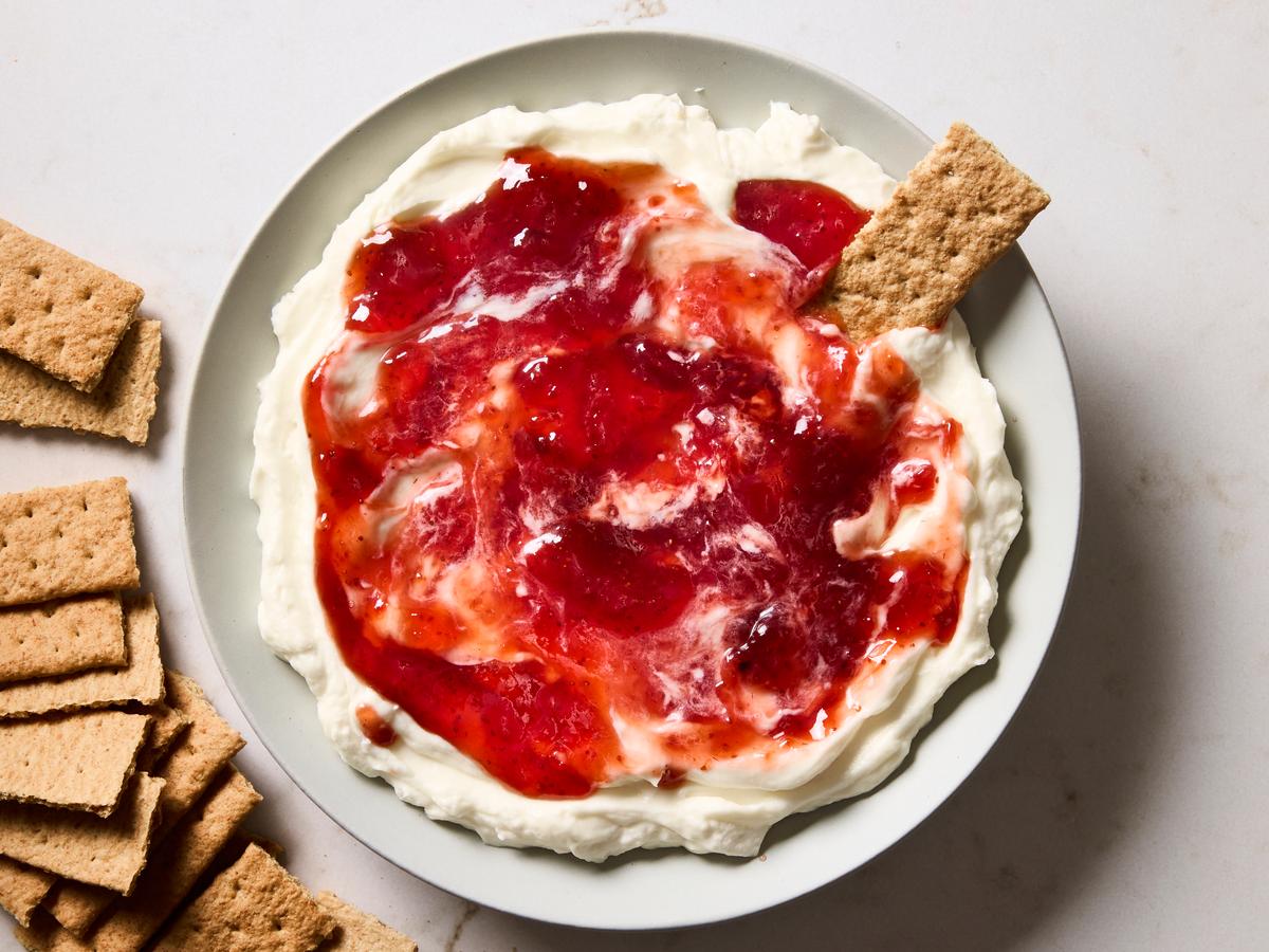 I Can’t Stop Thinking About This 4-ingredient Cream Cheese Dip