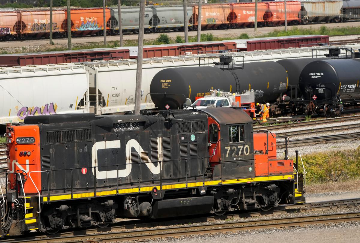 Ottawa Urging Rail Companies, Union to Work Harder to Prevent Strike