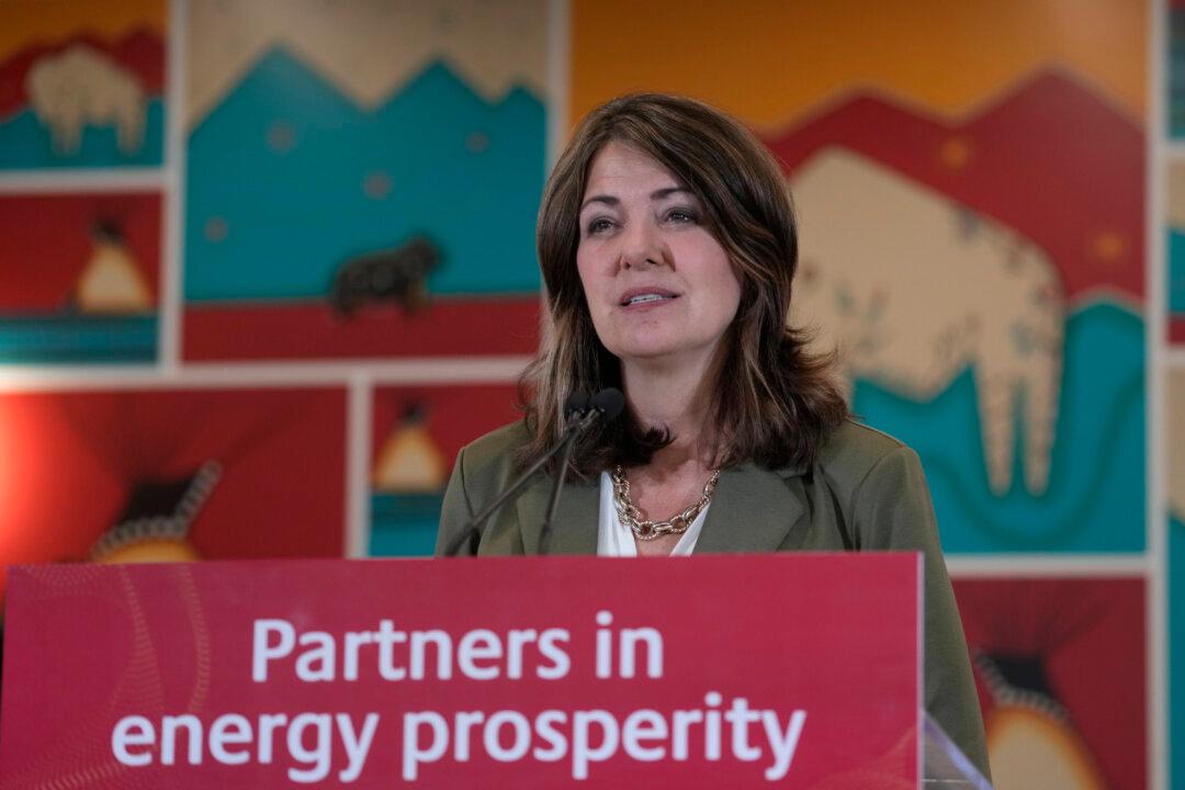 Alberta Premier Smith Says Legislation on School Pronouns Coming After September