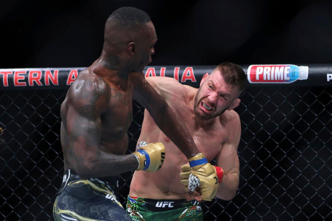 South Africa’s Du Plessis Retains Middleweight UFC Title