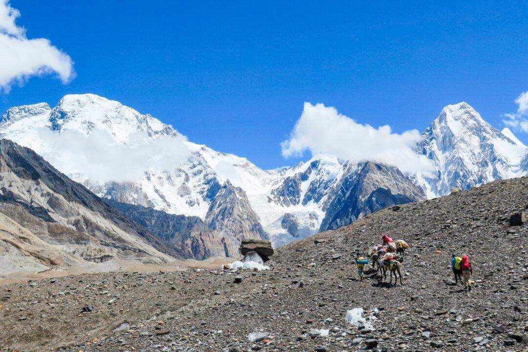2 Russians Rescued, One Missing After Mass of Ice Hits Climbing Team on Pakistan Peak