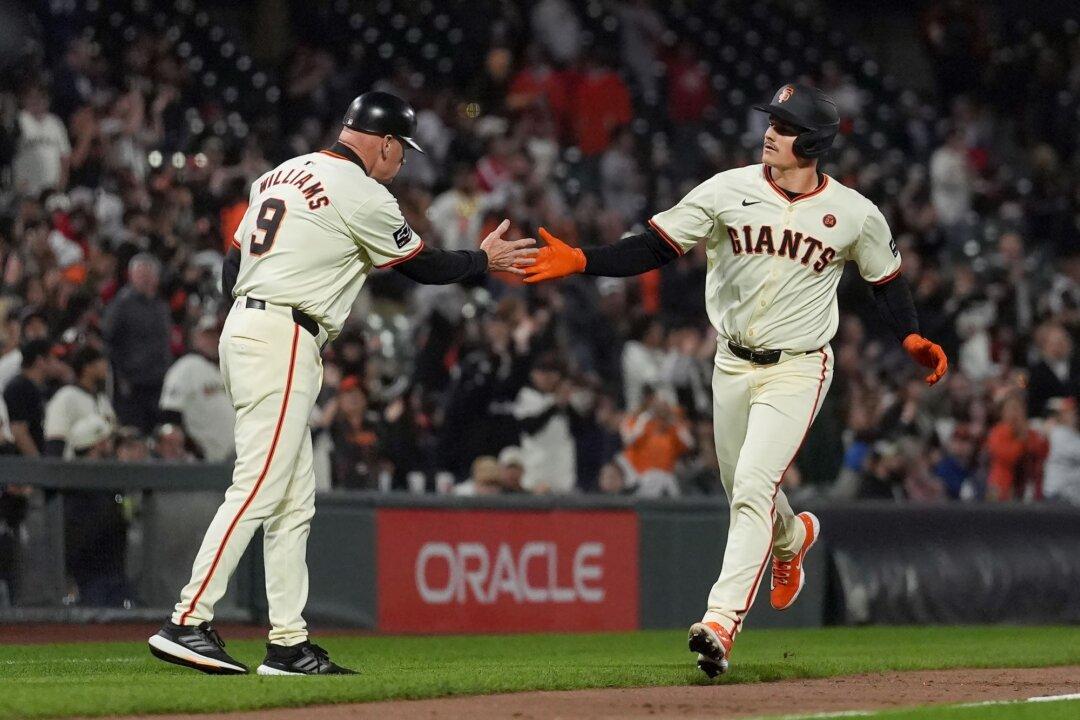 Four-Run Giants Fifth Inning Backs Harrison in Win Over White Sox