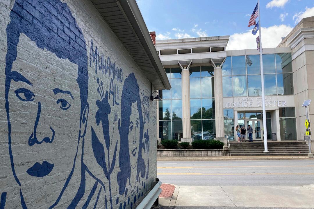 2 Dead, 1 Injured in Shooting Near Kentucky Courthouse, Suspect Shoots Self After Police Standoff