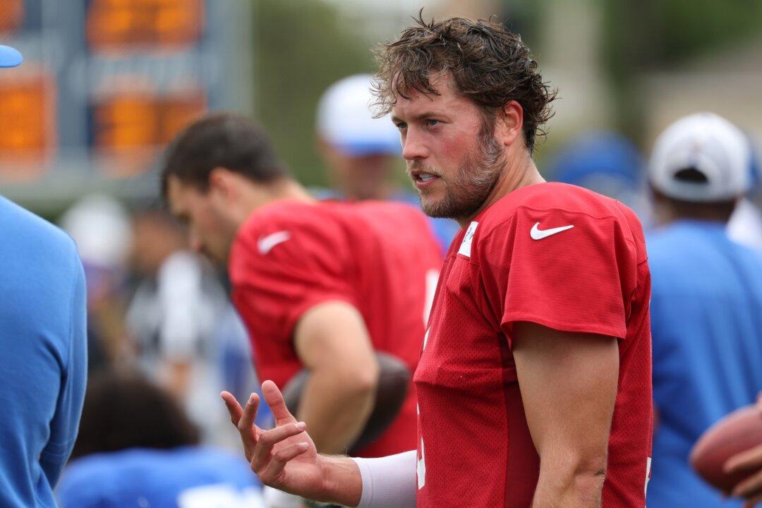Rams Quarterback Stafford Goes Through Full Practice Despite Cut Left Thumb