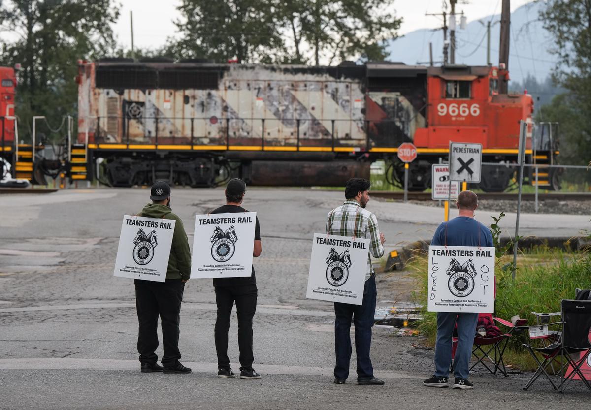 Rail Workers Push Back on Binding Arbitration, Union Gives 72-Hour Strike Notice to CN