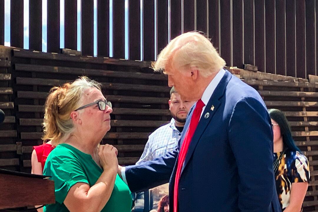 At Border, Trump Meets Americans Affected by Illegal Immigration