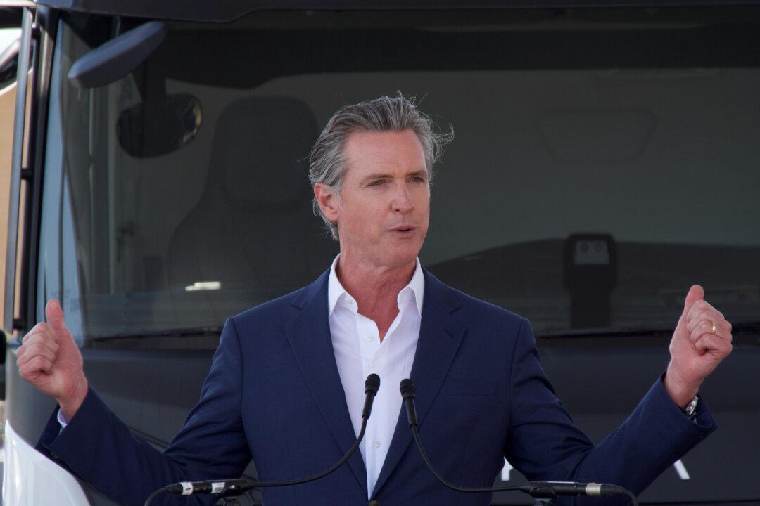 Newsom Marks Opening of Nation’s First Commercial Hydrogen Fueling Station