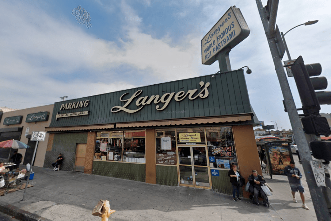 Woman Robbed in Los Angeles Flees Into Langer’s Deli
