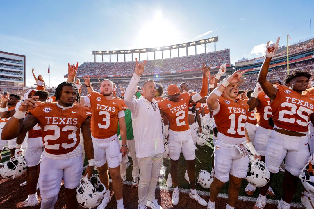 Heisman Hopefuls Show Up in Week 1 of College Football Season